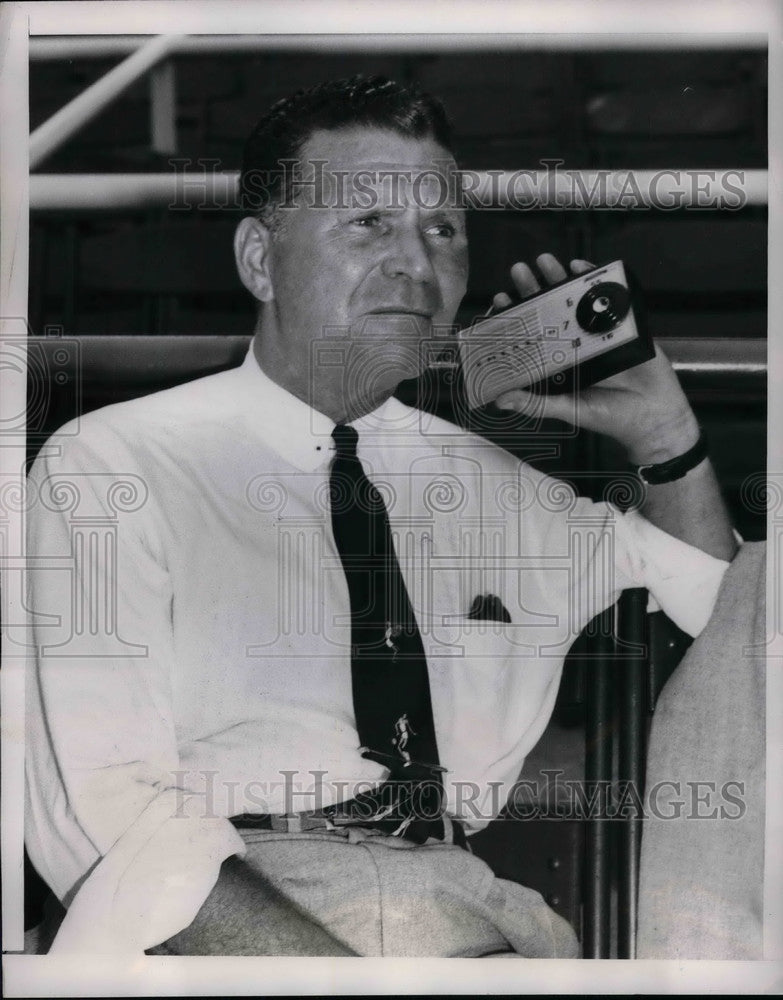 1954 Press Photo Frank Lane Listens To White Sox-Tiger Game At Cubs-Braves Game - Historic Images