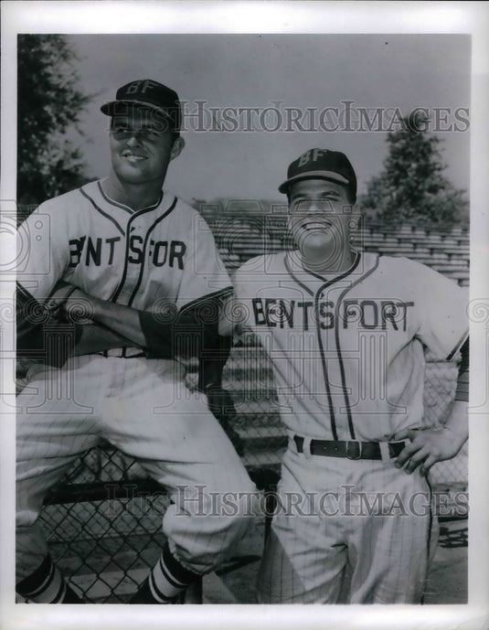 1962 Press Photo Don Drysdale and Pat Wayne Posing-Historic Images