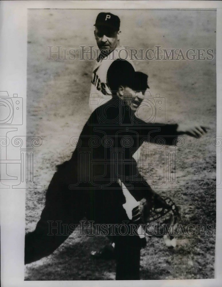 1960 Pittsburgh Pirates Danny Murtaugh And Umpire Ken Burkhart - Historic Images
