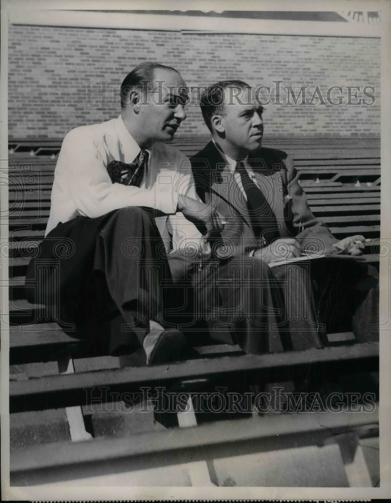 1945 Press Photo Ted Husing and assistant Jimmy Dolan Kentucky Derby-Historic Images