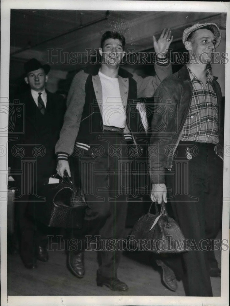 1941 Press Photo Ken Silvestri Yankee Catcher Drafted Into Army - Historic Images