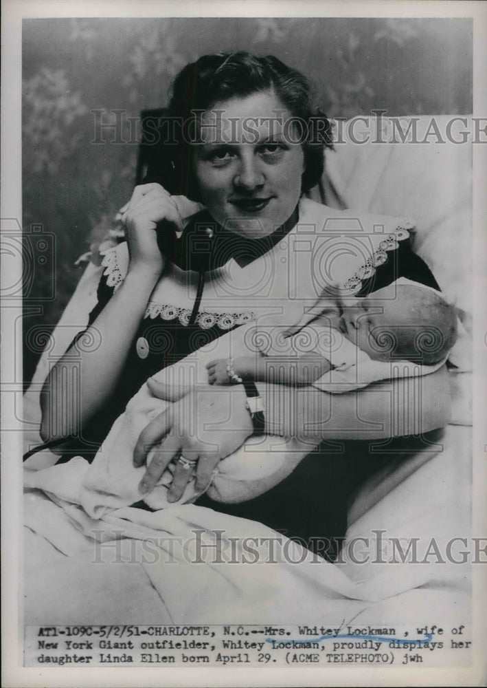 1951 Press Photo Wife And Baby Of New York Giants Outfielder Whitey Lockman - Historic Images