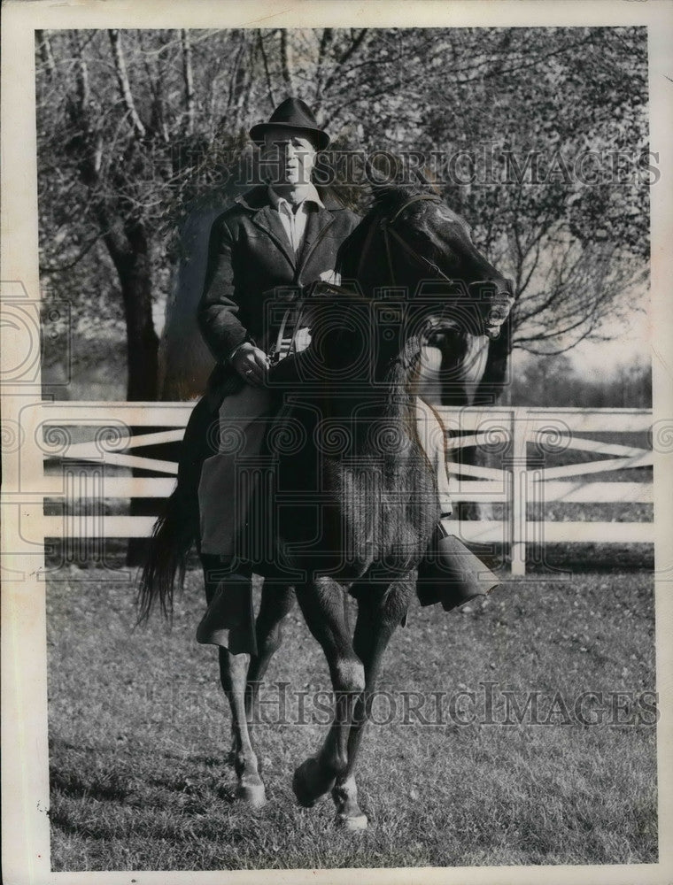 1958 Press Photo Walter Alston, First Baseman and Dodgers Manager rides Horse.-Historic Images