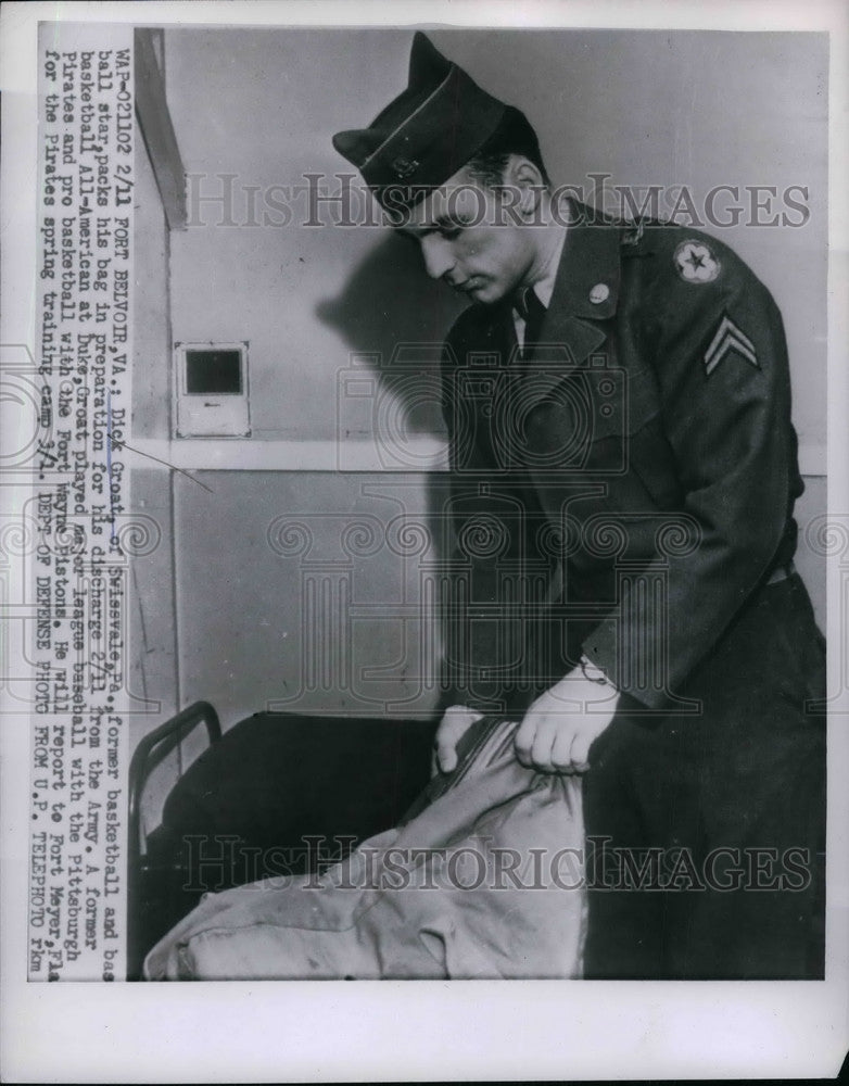 1955 Press Photo Dick Groat packs his bag in preparation for discharge from Army-Historic Images