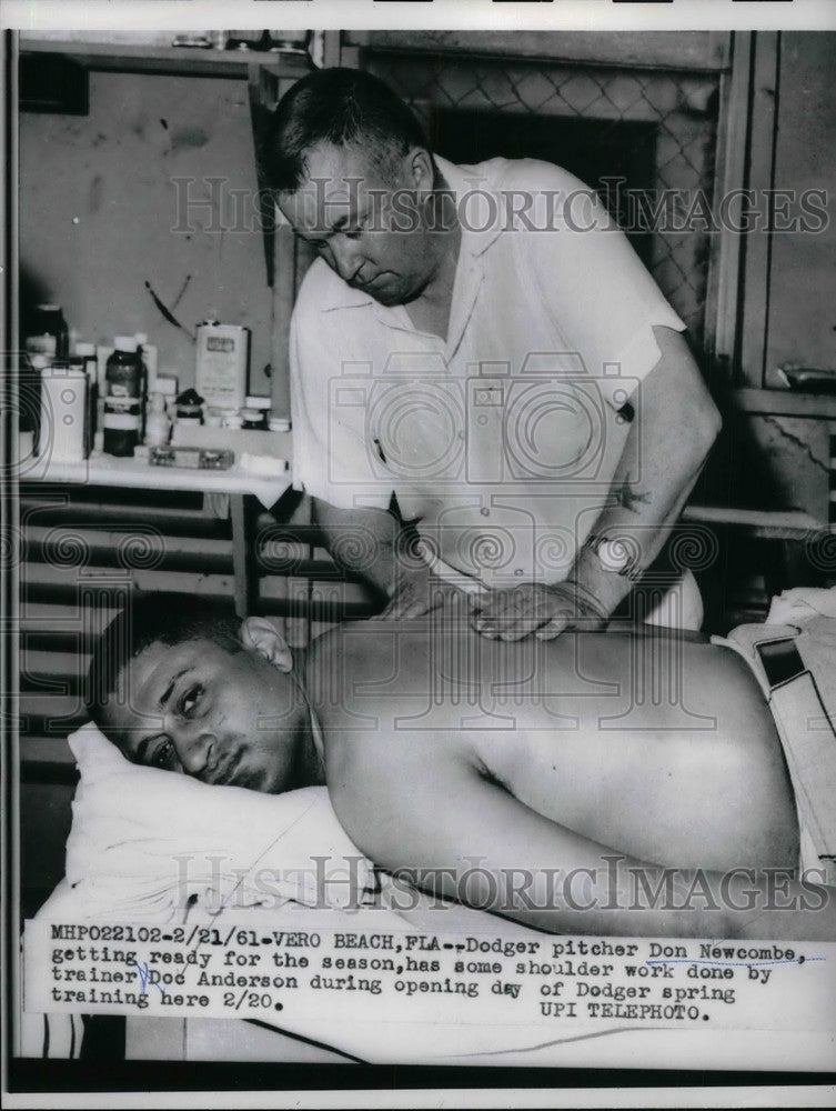 1961 Press Photo Dodger pitcher Don Newcombe w/ trainer Doc Anderson-Historic Images