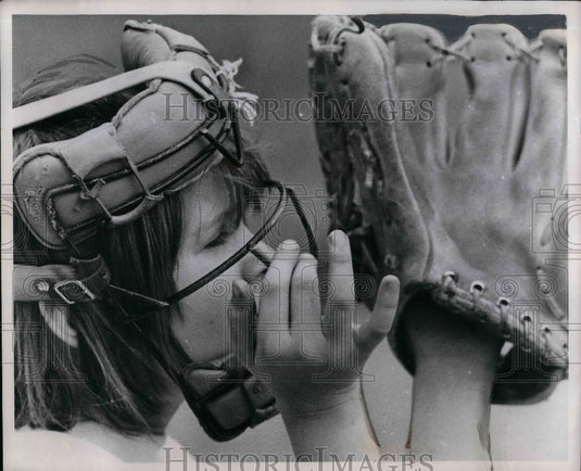 Press Photo Fourth Grader Catcher Kathy Paydock Adjusts Her Face Mask - Historic Images