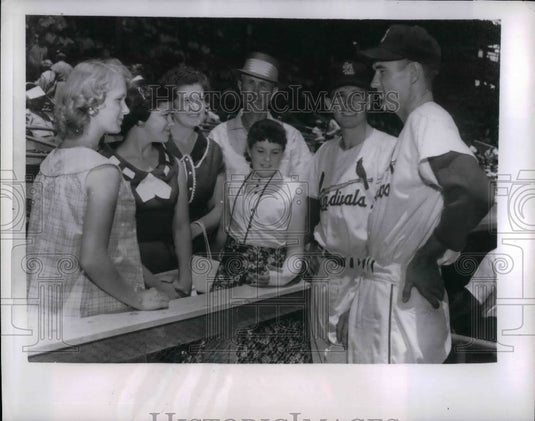 1956 Press Photo Von McDaniel, Lynn McDaniel, and members of the family - Historic Images
