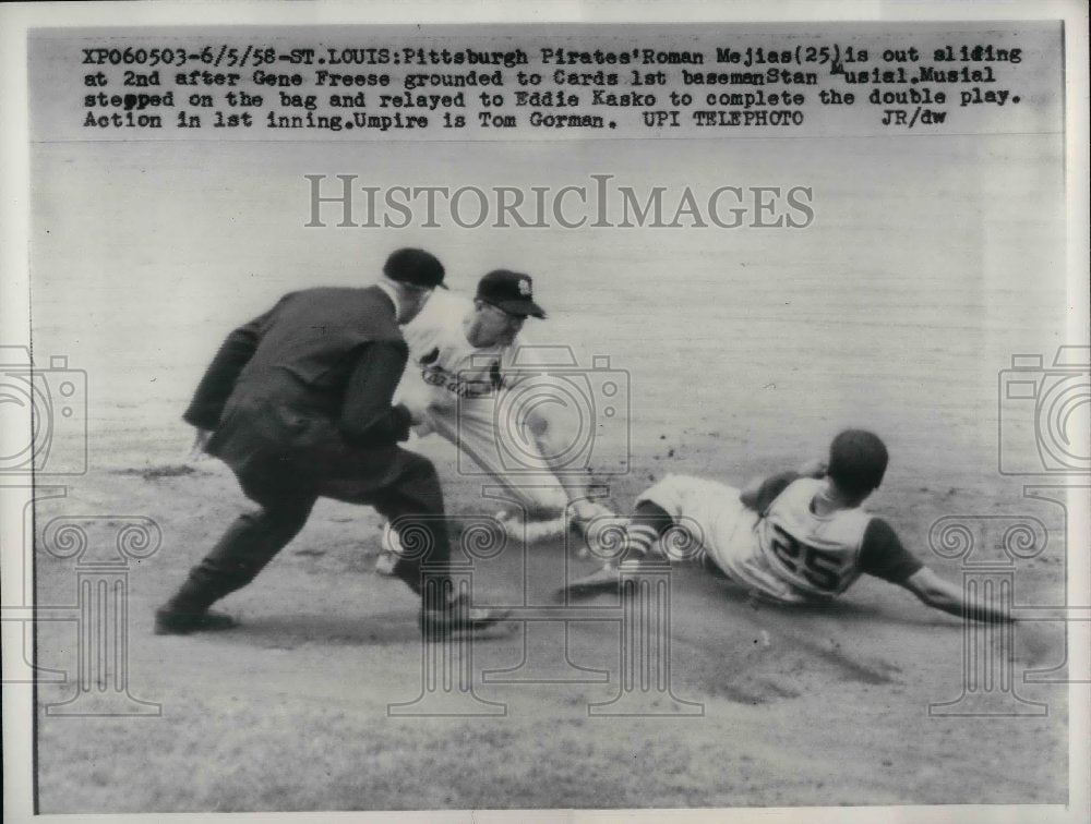 1958 Press Photo Pirates Roman Mejias is out sliding after Gene Freese grounded. - Historic Images