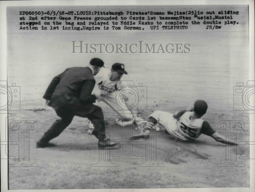 1958 Press Photo Pirates Roman Mejias is out sliding after Gene Freese grounded. - Historic Images
