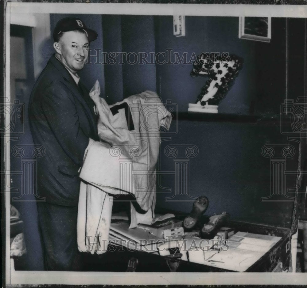 1953 Press Photo Charley Dressen shown packing his thing at Brooklyn Clubhouse. - Historic Images