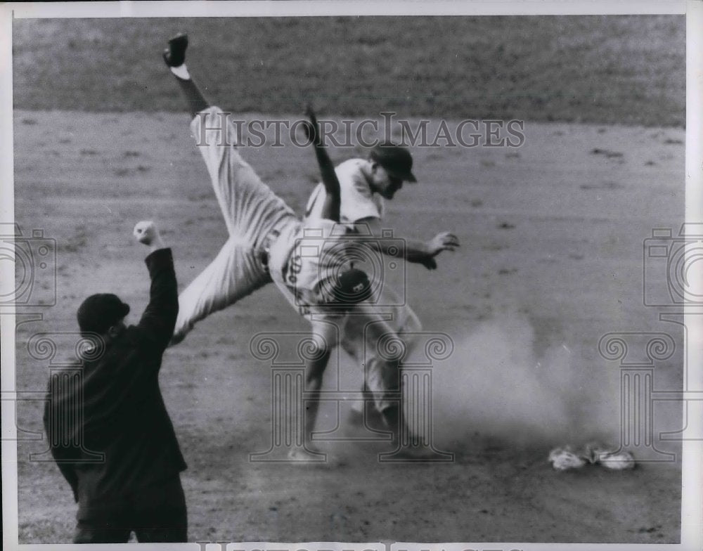 1956 Press Photo Dodgers Chuck Neal Cubs Pete Whisenant Baseball game - Historic Images