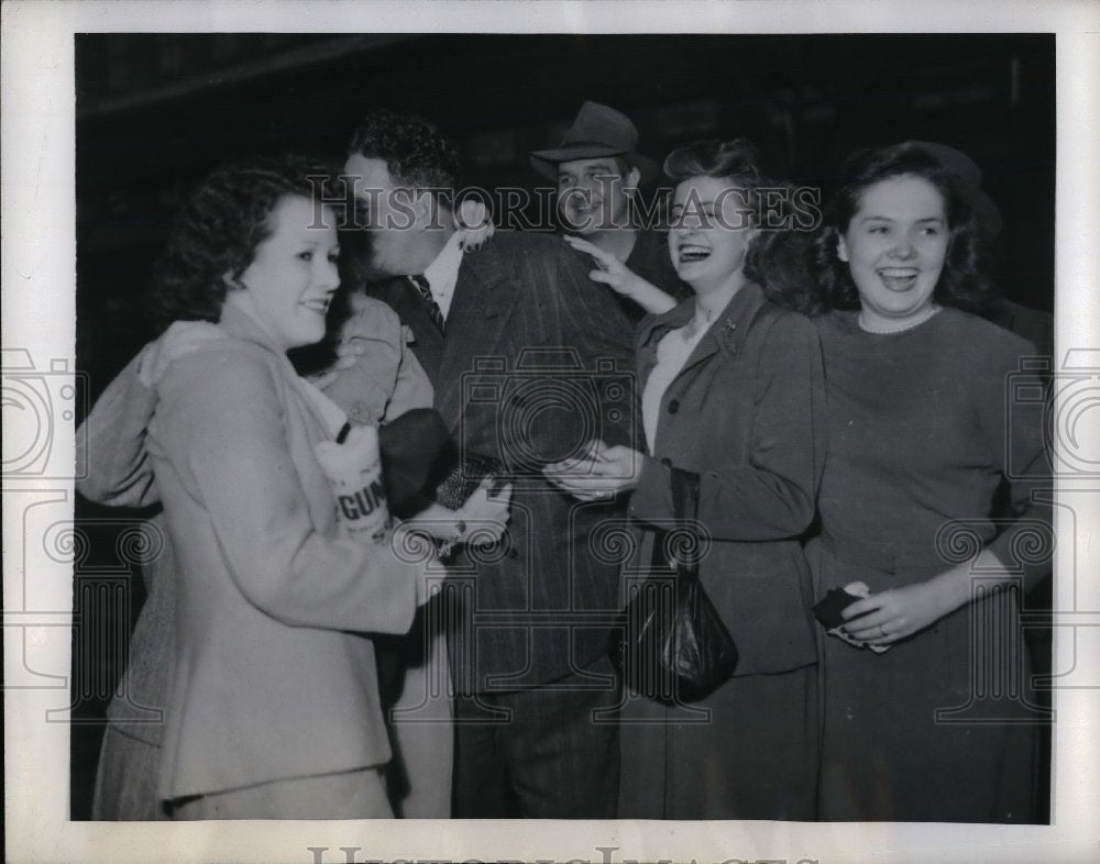 1945 Press Photo Fans With Detroit Tigers Baseball Manager Steve O'Neill-Historic Images