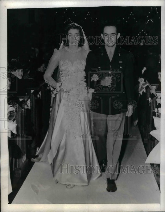1943 Lieutenant & Mrs Paul McKenney Walk Up Isle At Epiphany Church - Historic Images