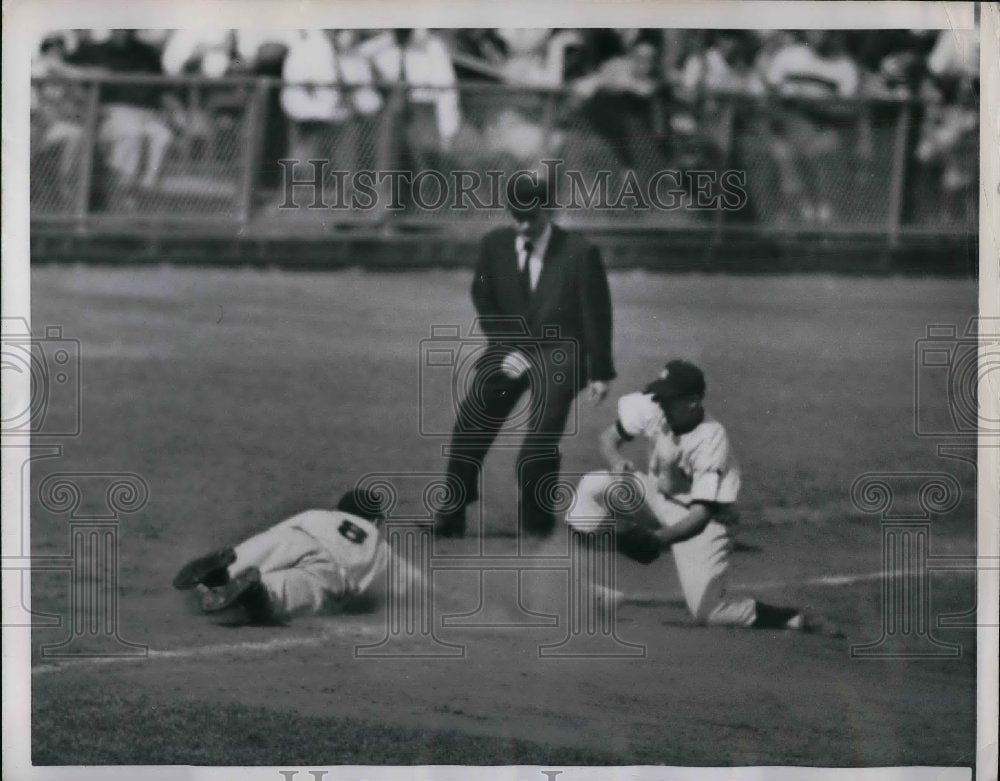 1951 Press Photo Irv Noren of the Washington Senators & Gil McDougald - Historic Images
