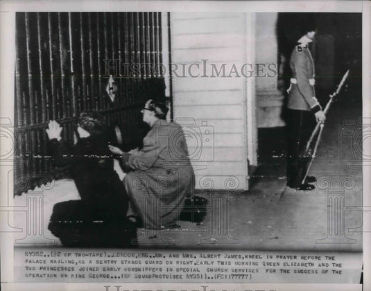 1961 Press Photo Mr. and Mrs. Albert James Pray before palace - nea04025-Historic Images