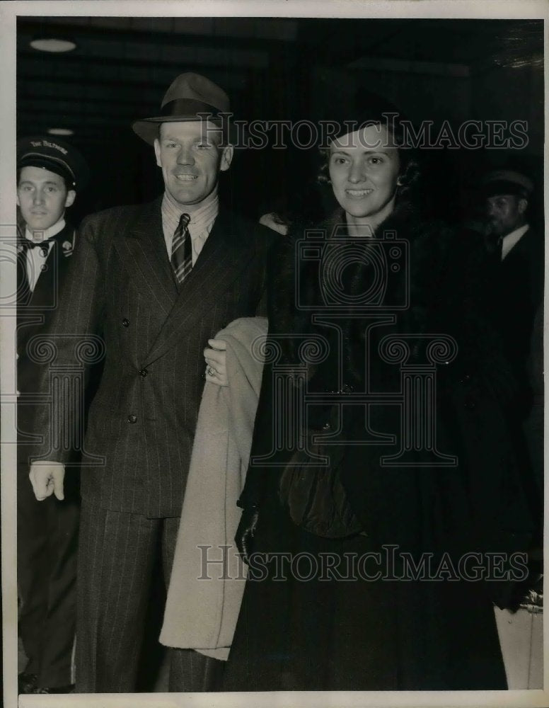 1939 Press Photo Yankee 3rd Baseman Robert Rolfe And His Wife - Historic Images