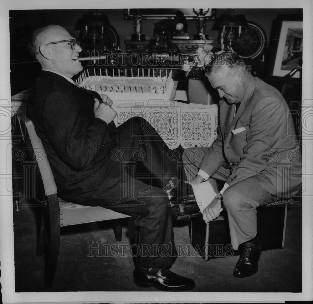 1962 Press Photo Mike Grazinao gets shoe shined by Woolworth President Robert - Historic Images