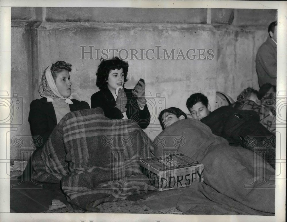 1942 Press Photo Camper-out the Yankee stadium waiting for World Series games. - Historic Images