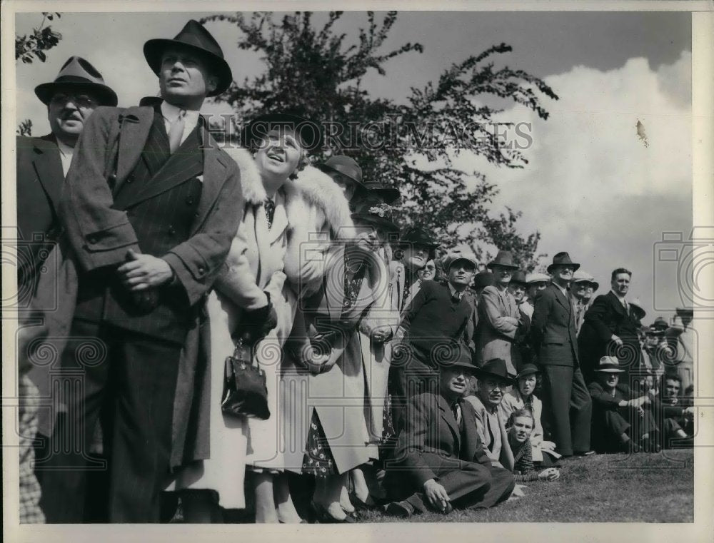 1937 Press Photo All eyes on ball as they cranes necks to watch flight of ball - Historic Images