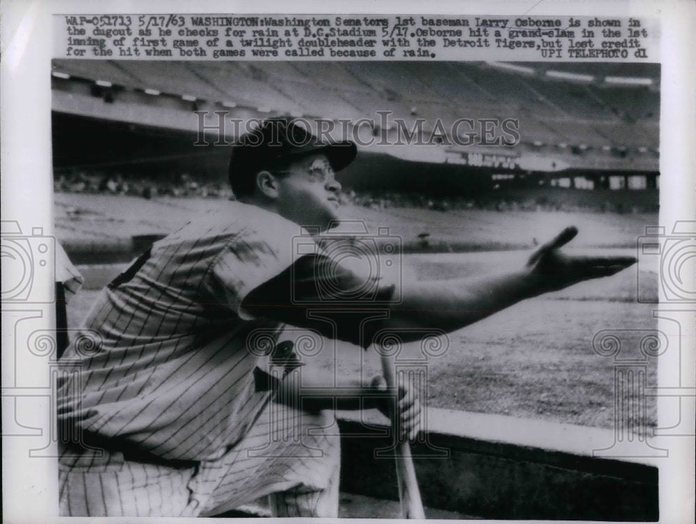 1963 Press Photo Washington Senators 1st baseman Larry Osborne at D. C. Stadium - Historic Images