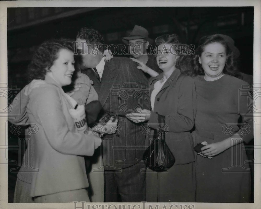 1945 Press Photo Steve O'Neill, manager of the Detroit Tigers arrive at Detroit-Historic Images