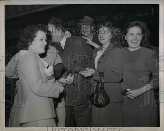 1945 Press Photo Steve O'Neill, manager of the Detroit Tigers arrive at Detroit-Historic Images