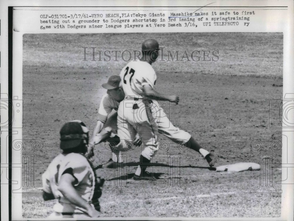 1961 Press Photo Tokyo Giants Masahiko safe to 1st base to dodgers shortstop.-Historic Images