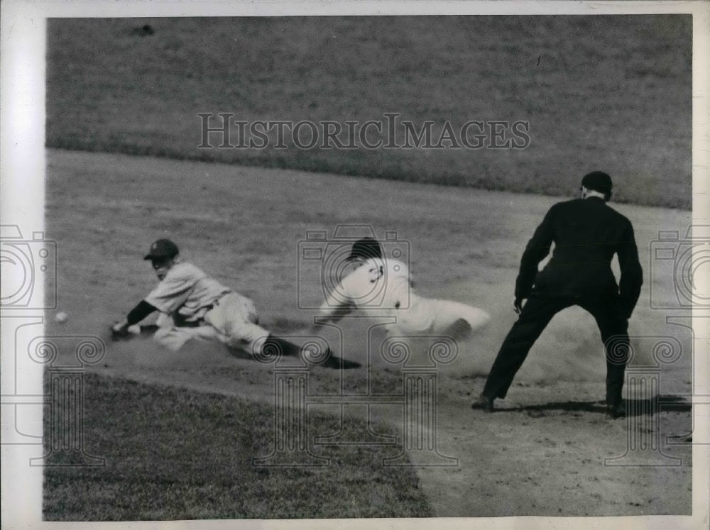 1944 Yankee B Metheny on 2nd vs I Hall of the A's. Ump Bill Grieve - Historic Images