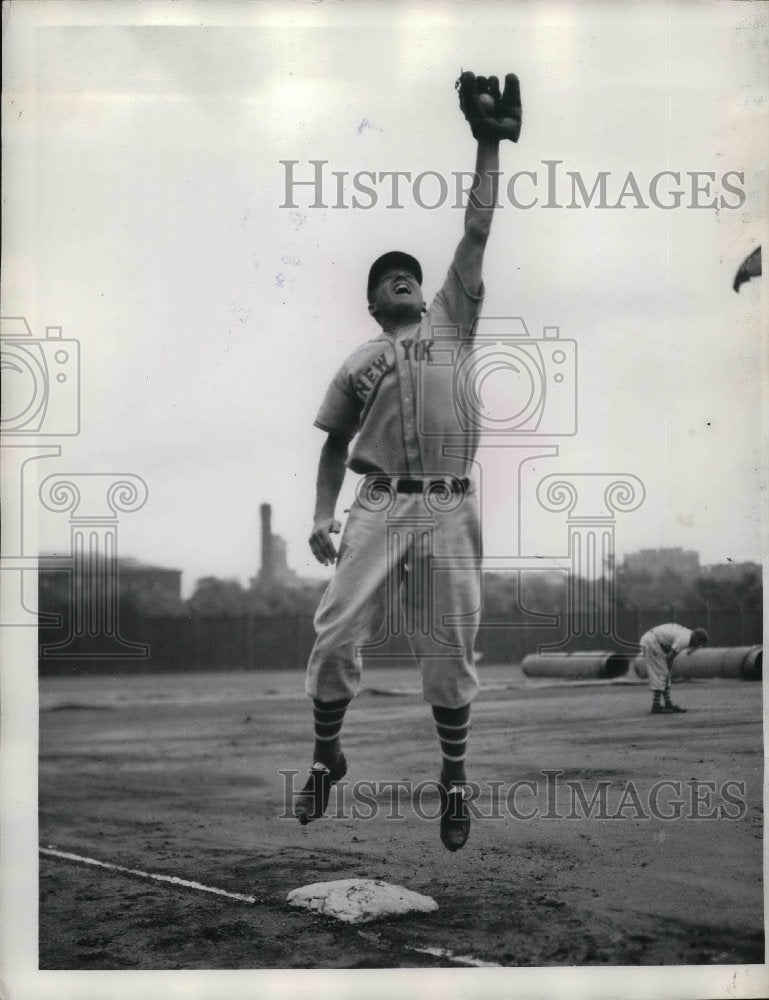 1936 Press Photo NY Giants Eddie Mays Leaps To Catch Ball-Historic Images