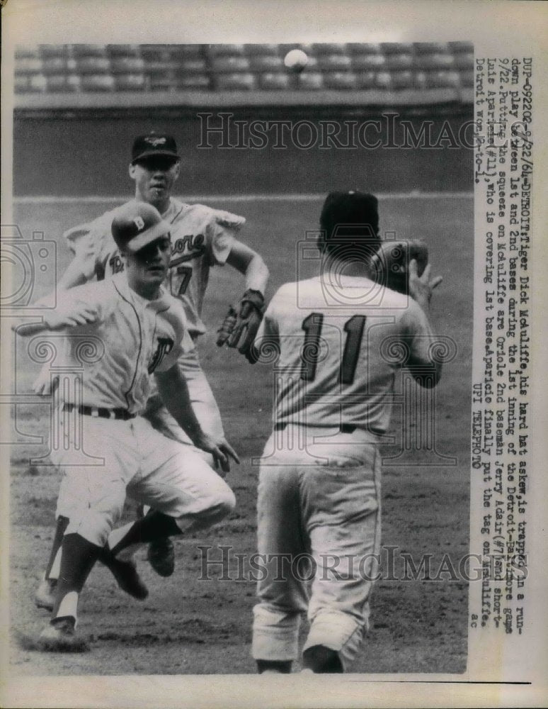 1964 Press Photo Tiger Dick McAuliffe vs Oriole Jerry Adair, Luis Apariele - Historic Images