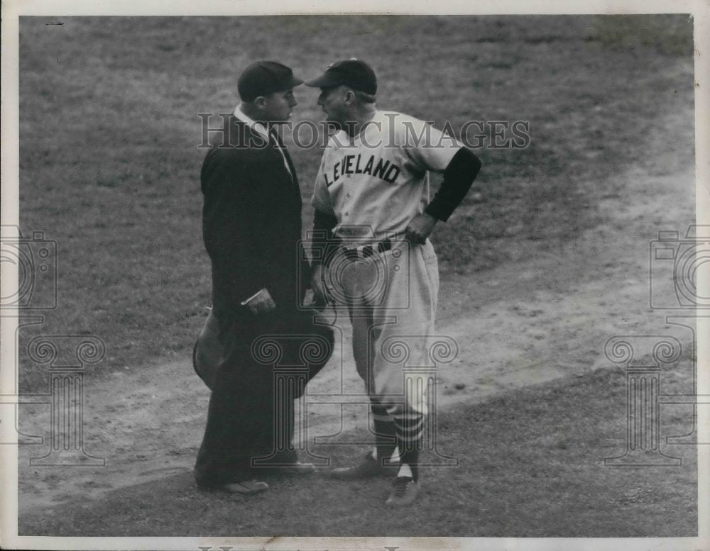 1940 Press Photo Umpire McGowon and Manager Vitto go into a huddle-Historic Images