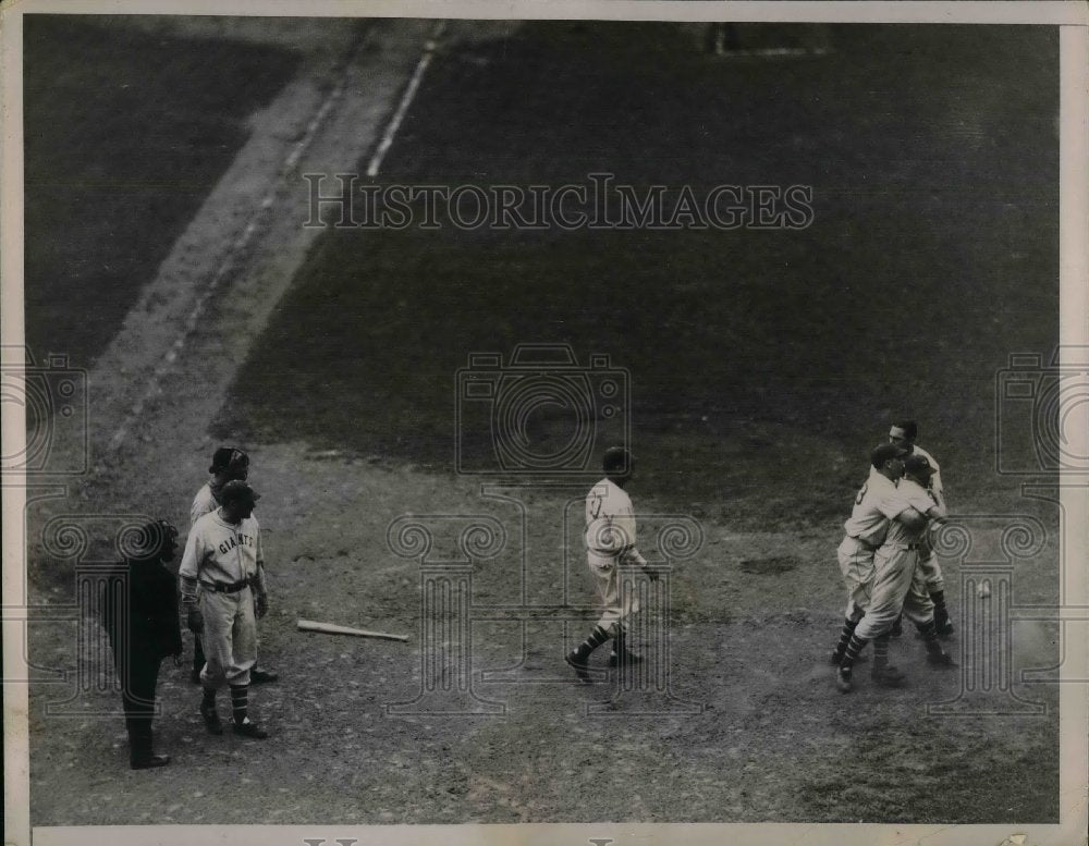 1936 Press Photo Jimmy Ripple, outfield, Dick Bartell, after arguing with umpire - Historic Images