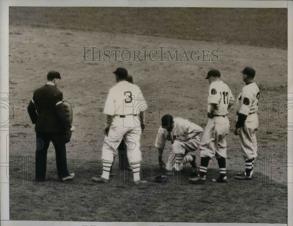 1935 Press Photo Mark Koenig of New York Giants, Spiked at First Base - Historic Images