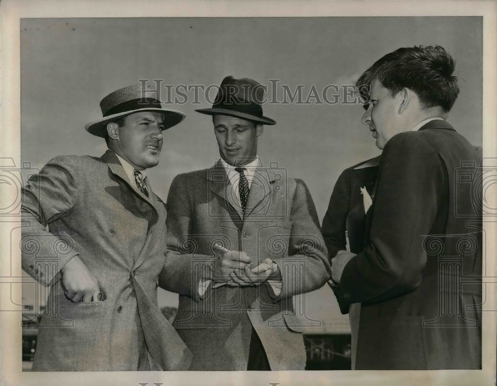 1940 Joe Ducky Medwick Brooklyn Dodgers Talks To Reporter La Guardia - Historic Images