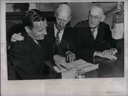 1945 Press Photo Connie Mack, celebrated his 83rd Birthday on WTSP radio. - Historic Images