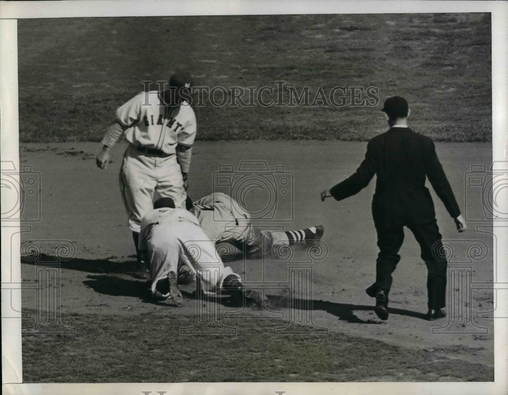 1941 Mack New York giants and Cleveland game Whitehead Jurges - Historic Images
