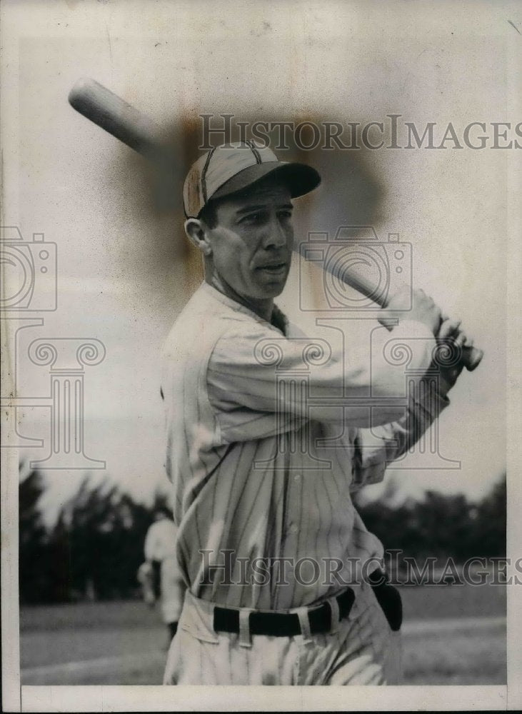1939 Cleveland Indians shortstop Lynford Lary - Historic Images