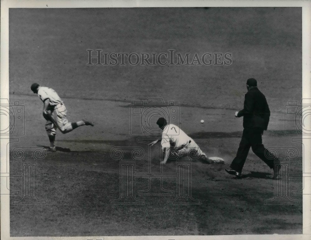 1936 Press Photo Outfielder Alvin Jacob Powell New York Yankees Stealing Second - Historic Images