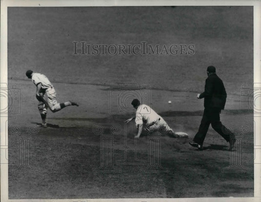 1936 Press Photo Outfielder Alvin Jacob Powell New York Yankees Stealing Second - Historic Images