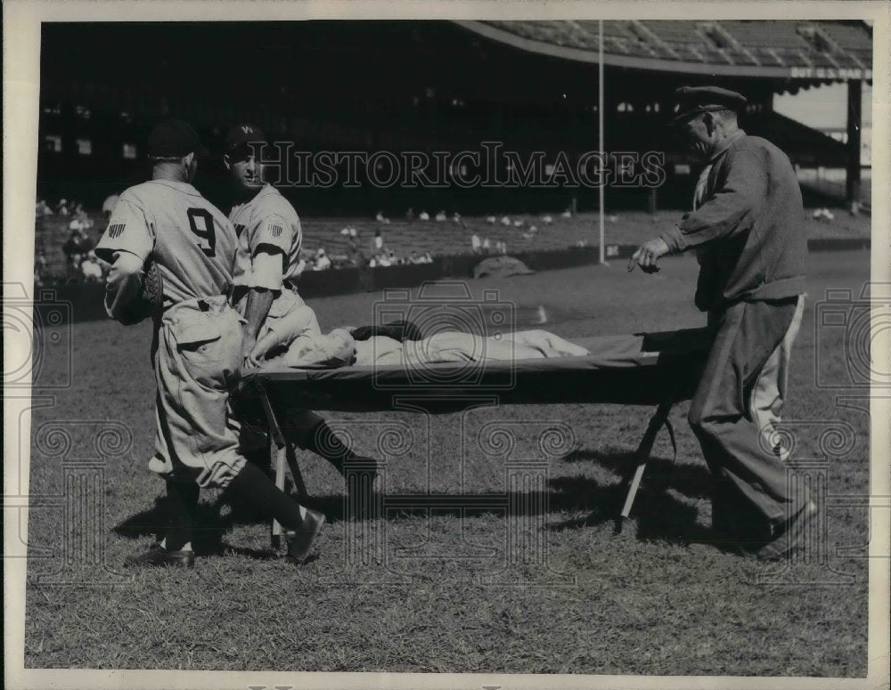 1945 Press Photo Nationals H Cliff carried from field vs Yankees after being hit-Historic Images