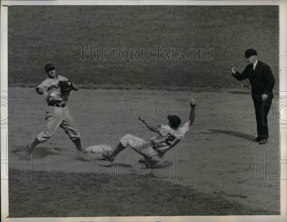 1943 Press Photo Lenny Merullo of Cubs, Joseph Orengo of Giants, Umpire Conlan - Historic Images