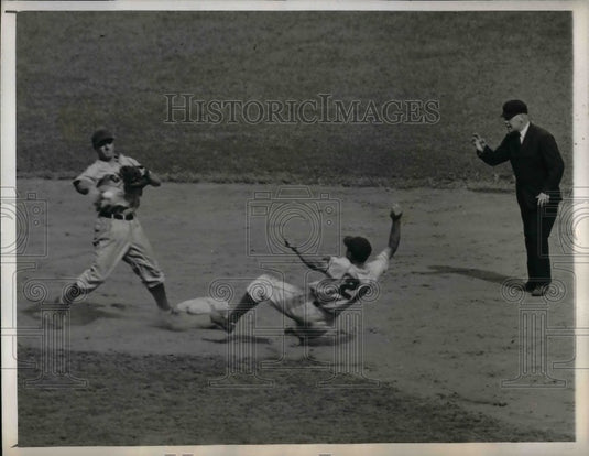 1943 Press Photo Lenny Merullo of Cubs, Joseph Orengo of Giants, Umpire Conlan - Historic Images
