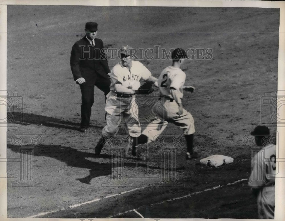 1936 Press Photo James Bucher,Brooklyn Dodgers out at 1st vs NY Giants - Historic Images