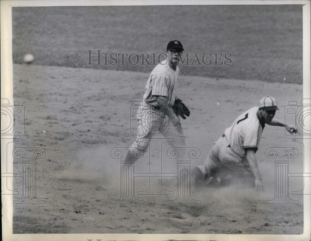 1943 Browns Harland Clift Out at 2nd Against Yanks - Historic Images