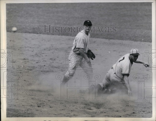 1943 Browns Harland Clift Out at 2nd Against Yanks - Historic Images