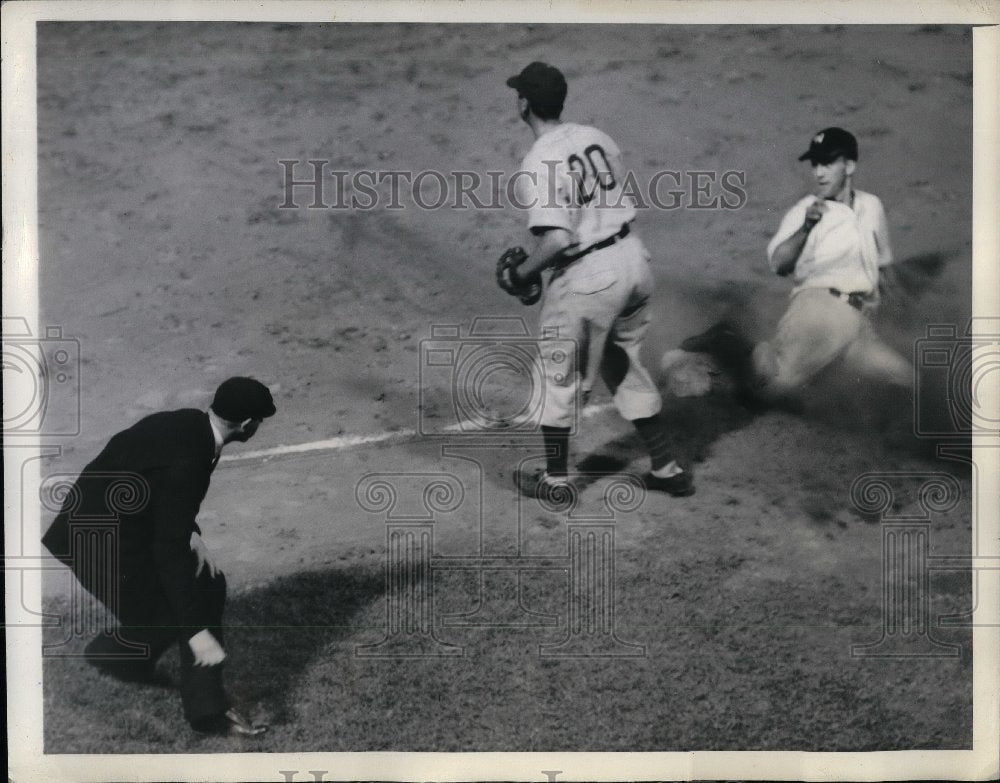 1943 Press Photo George Case Senators Slides Safe 3rd Base Stan Hack Cubs MLB-Historic Images