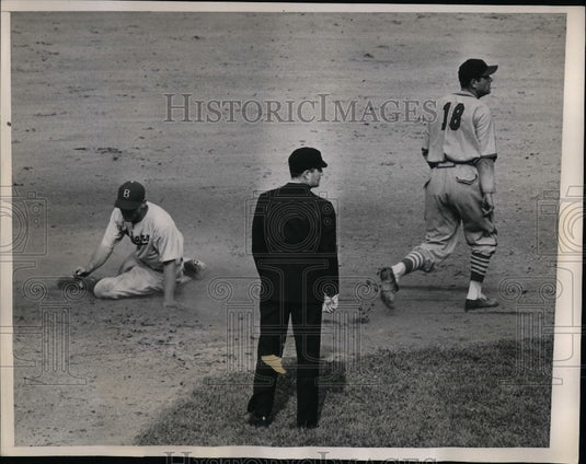 1940 Press Photo Gene Moore, J. Brown of the Cards making the tag - nea06167 - Historic Images