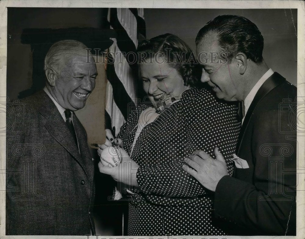 1942 Tris Speaker Former Baseball Great, Kat Smith and Ted Collins - Historic Images