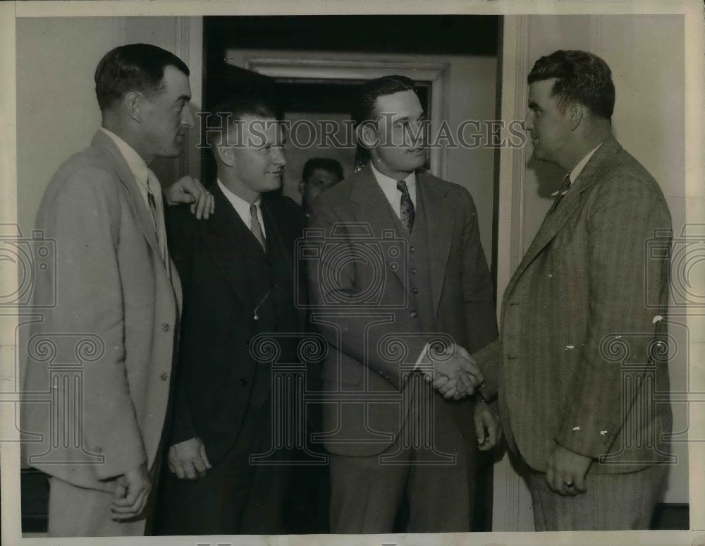 1932 Press Photo Man Bell Bob O'Farrell Billy Terry Frank HOgan - nea06409 - Historic Images