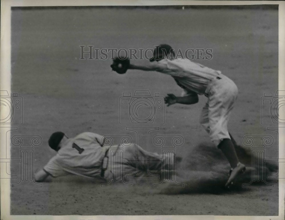 1944 Press Photo Whitney Kurowski of Cardinal slide safe to Bobby Bragan. - Historic Images